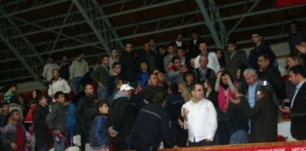 Afyon\'da Basketbol Maçında Olaylar Çıktı