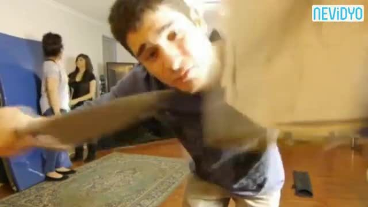 Bıçak Alnına Saplandı!