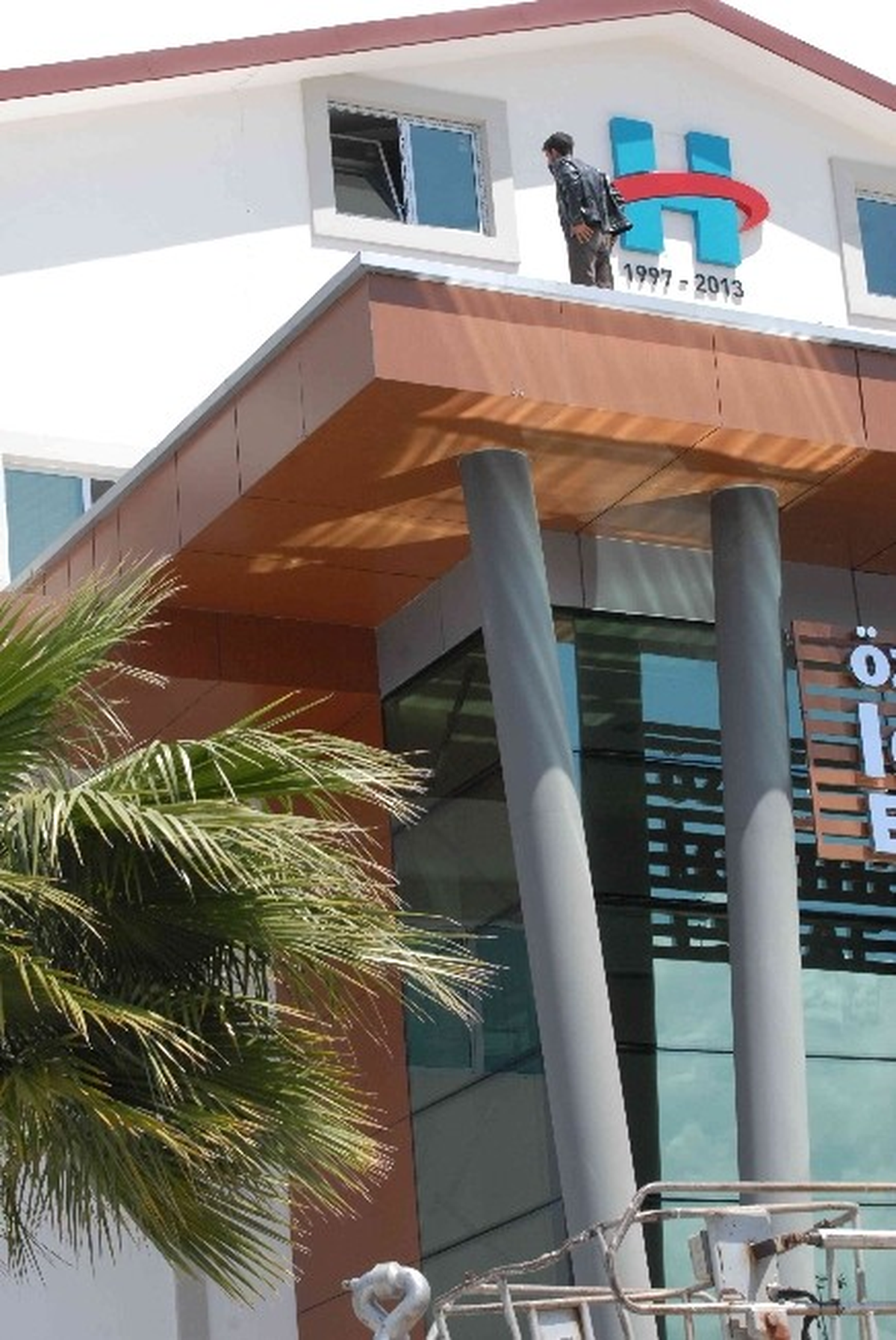 Borcu Yüzünden Fethiye\'de Hastanenin Çatısına Çıktı