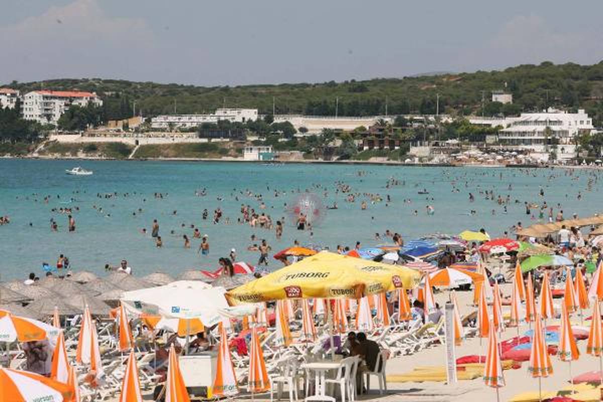 Çeşme\'de Turist Çok Yatak Yok