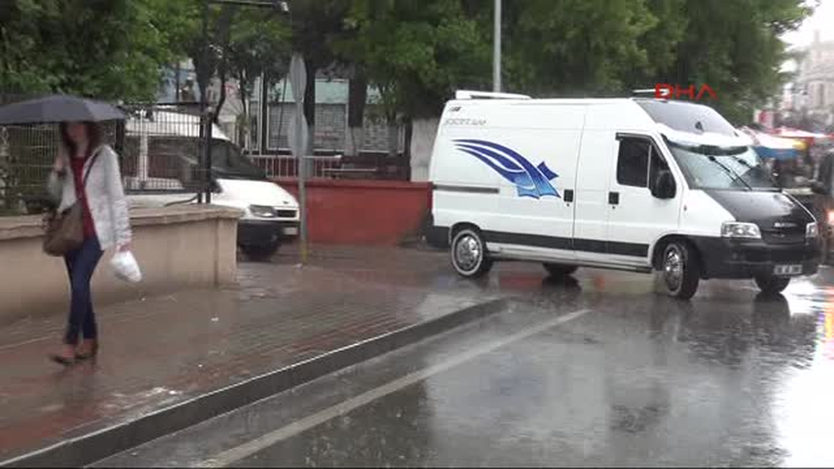 Edirne ve Kırklareli\'de Aniden Bastıran Sağanak Yağmur, Günlük Yaşamı Olumsuz Etkiledi.