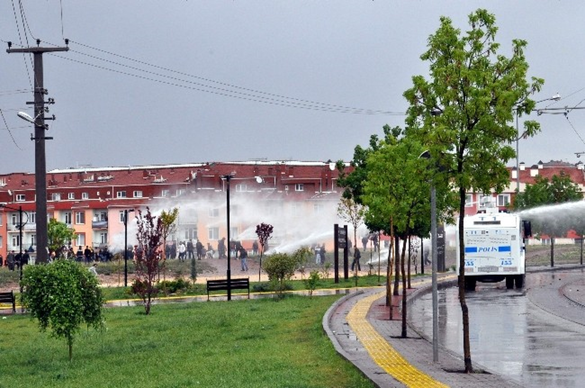 Eskişehir\'de Öğrencilerin Kavgasına Polis Müdahalesi