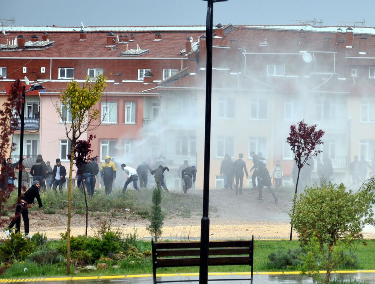 Eskişehir\'deki Karşıt Görüşlü Öğrenciler Arasında Kavgası