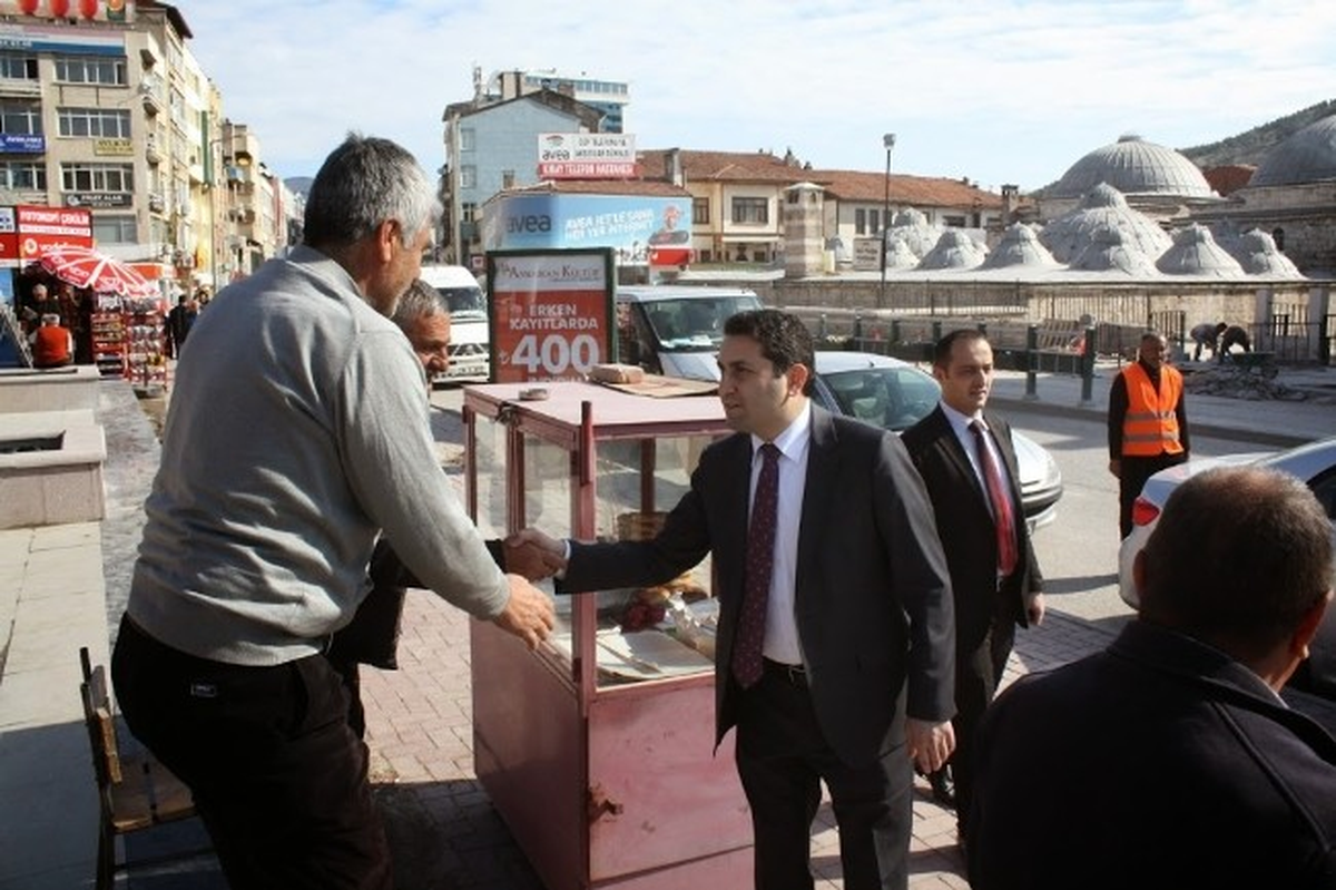 Genç Başkandan Tokalaşma Rekoru
