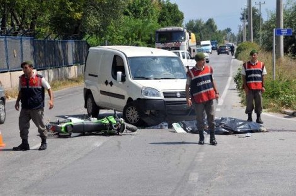 Konak\'ta Hafif Ticari Araç, Motosiklete Çarptı: 1 Ölü
