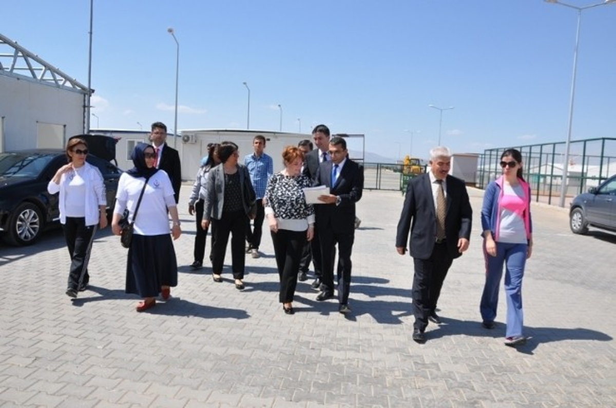 Halk Sağlığı Kurum Başkanı Prof.dr. Seçil Özkan, Konteyner Kenti Ziyaret Etti