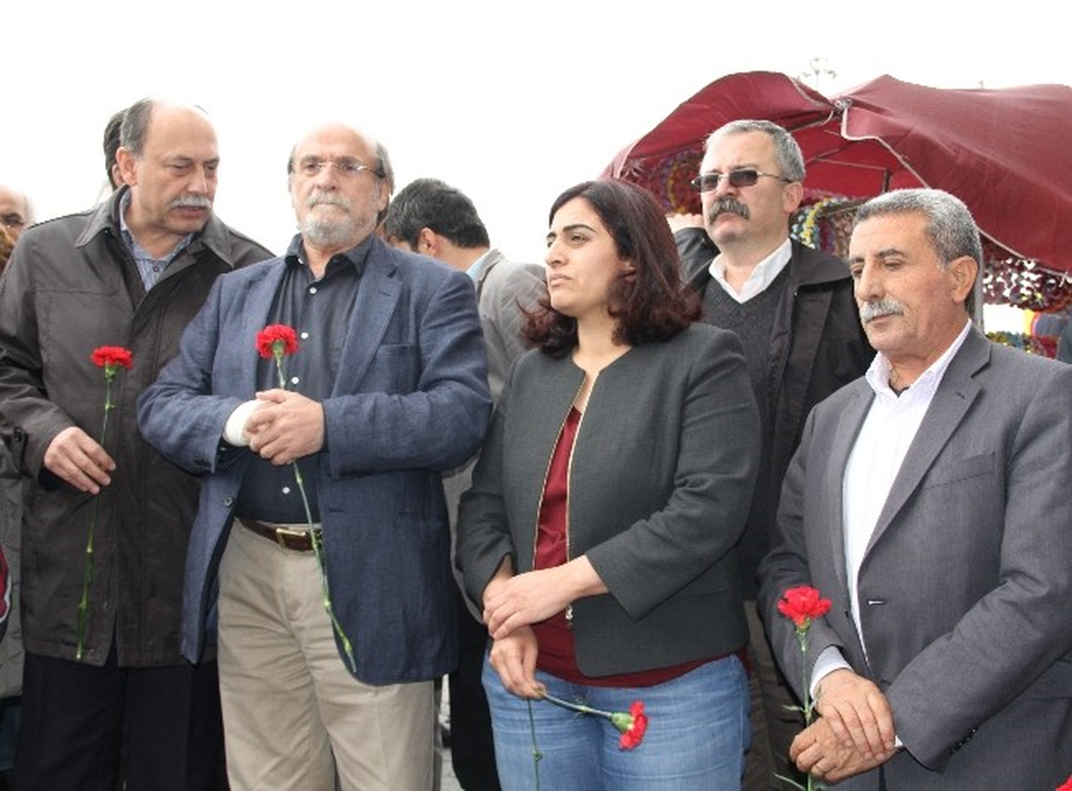 Hdp\'liler Kanlı 1 Mayıs\'ta Ölenleri Andı