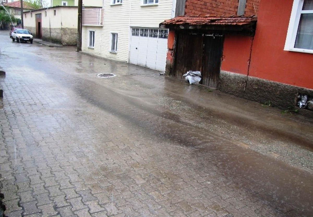 Hisarcık\'ta Yağmur Çiftçinin Yüzünü Güldürdü