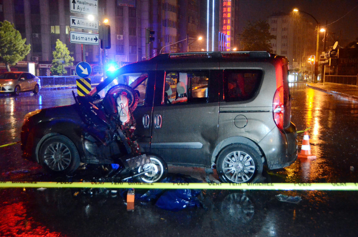 İzmir\'de Trafik Kazası: 1 Ölü