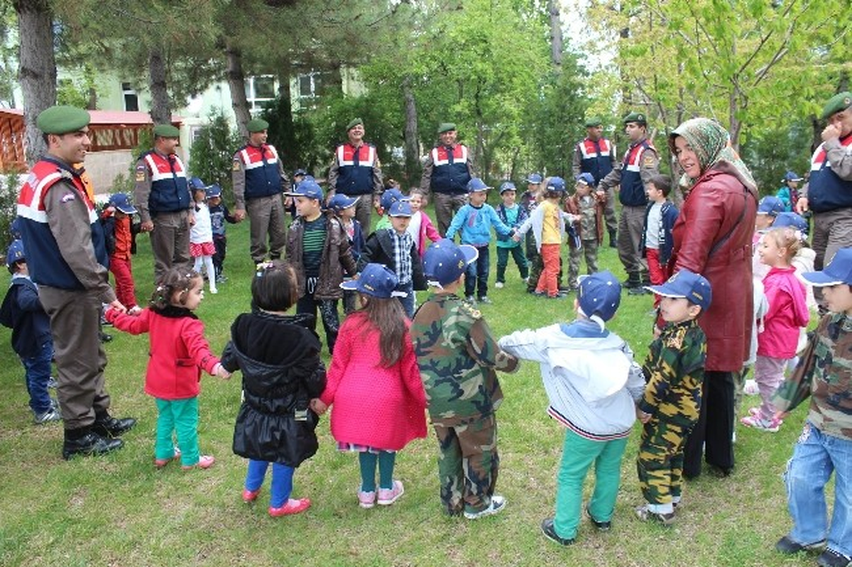 Jandarma Minik Öğrencilerle Çocuk Oyunları Oynadı