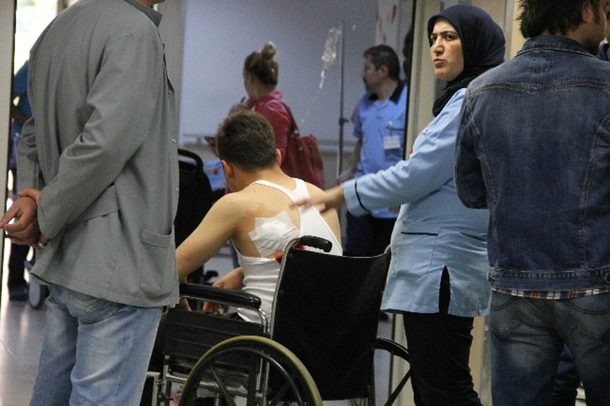 Kavgada Sırtından Bıçaklanan Genç Hastanelik Oldu