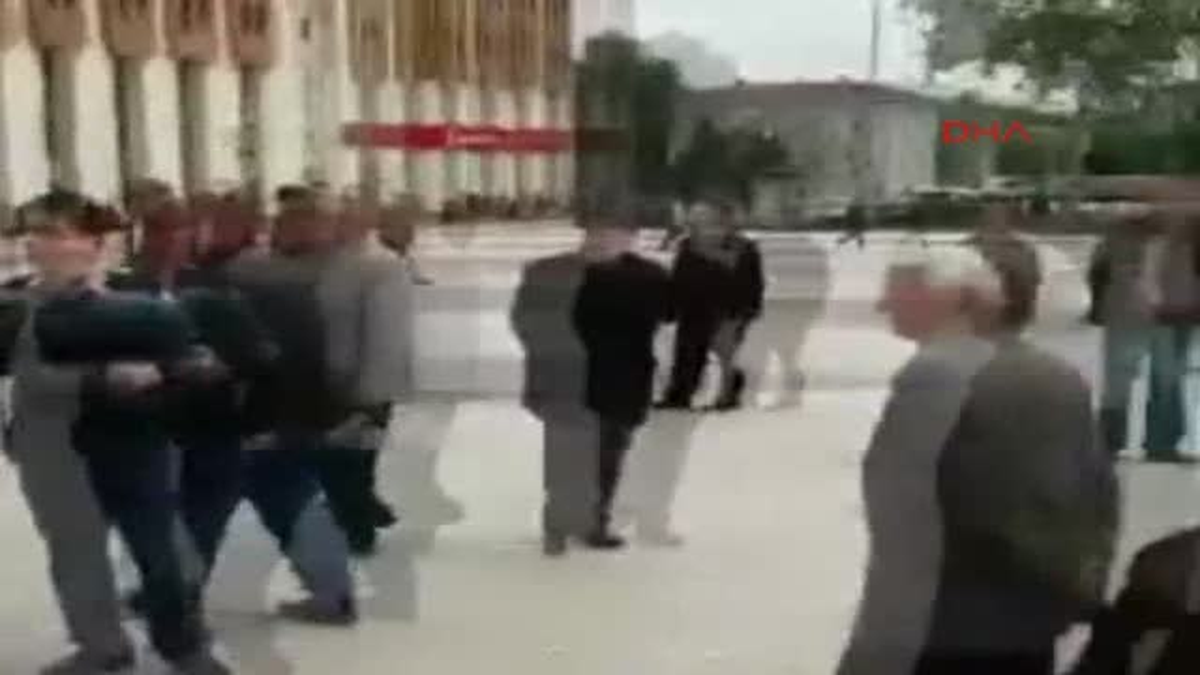 Kent Meydanında Kendini Yakmaya Kalkıştı