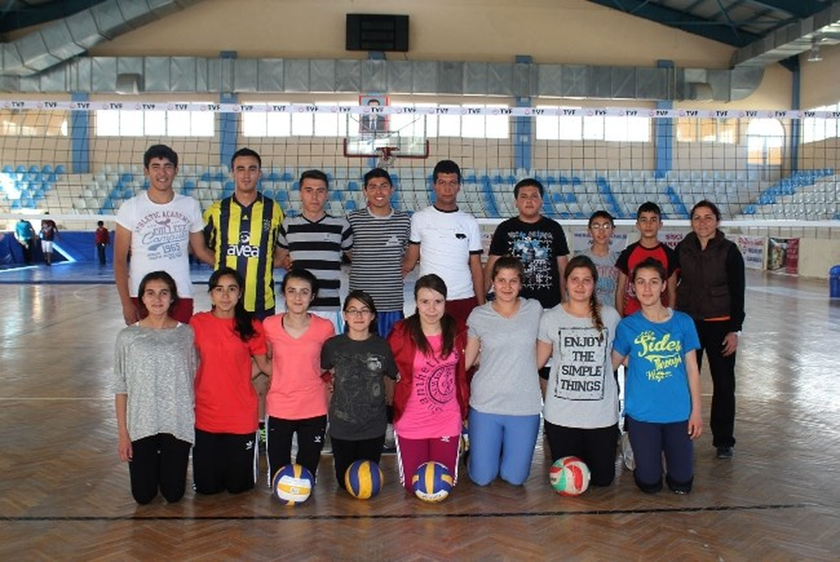 Korkuteli\'nde Voleybolun Alt Yapısı Oluşuyor