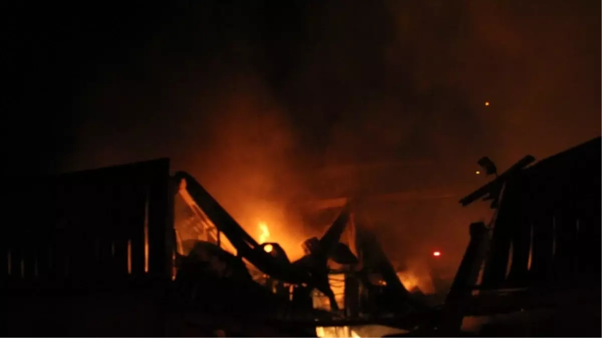 Kozan\'da Kimyasal Madde Deposunda Yangın: 2 Yaralı