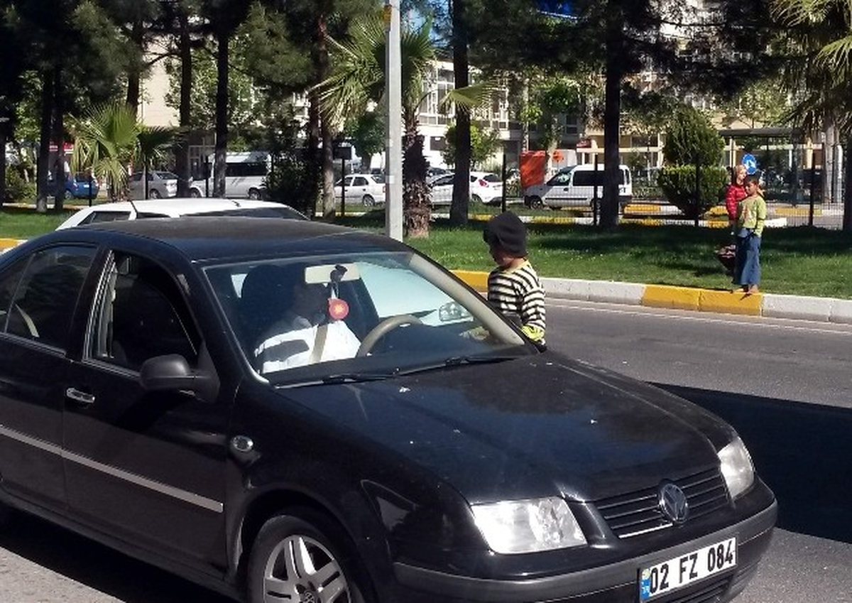 Küçük Çocuklar Dileniyor