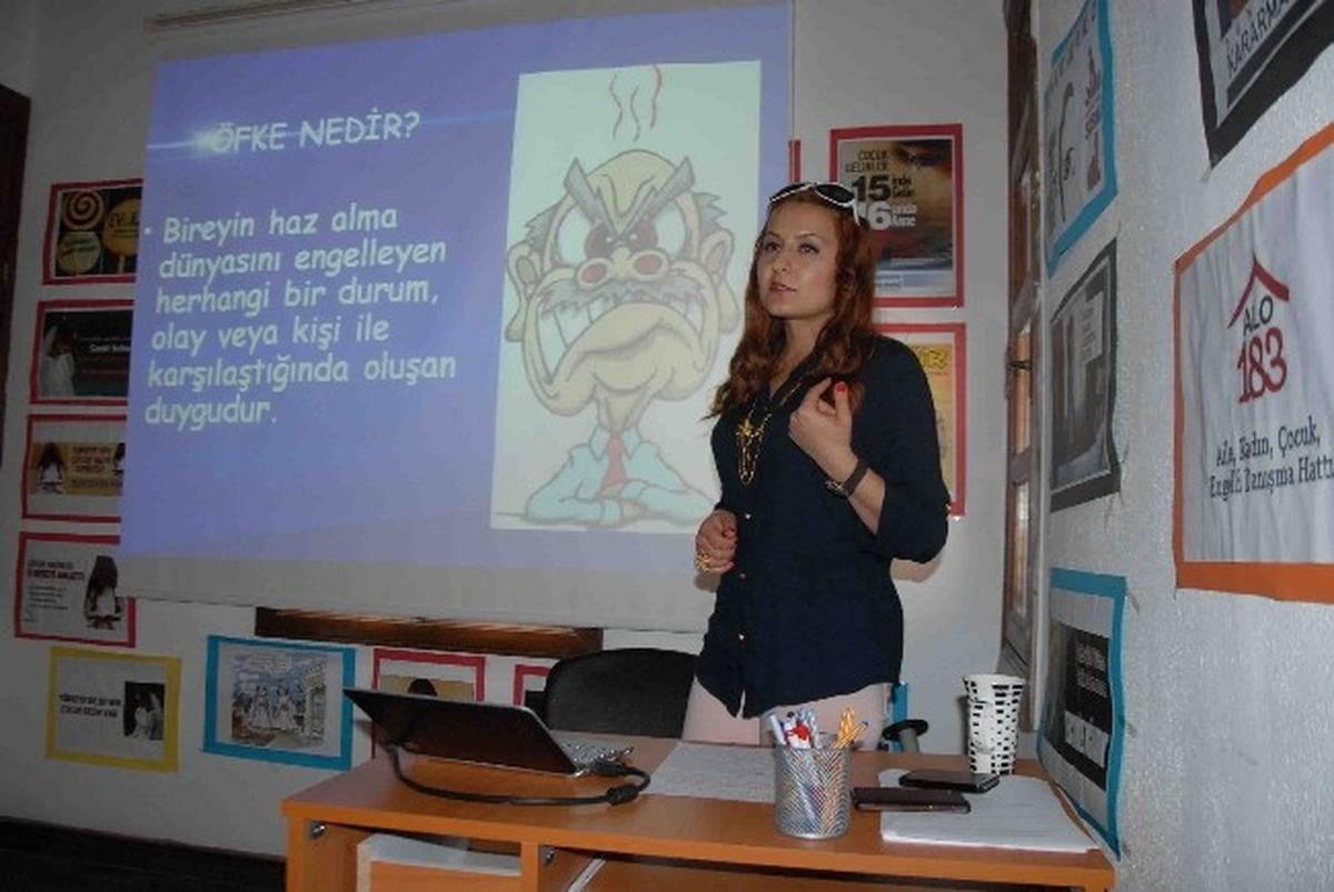 Kuşadası\'nda Kadınlara Öfke Kontrol Semineri
