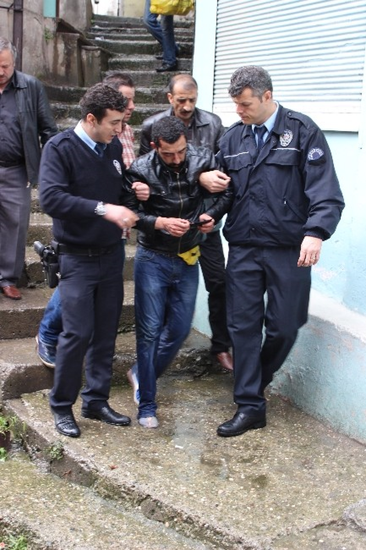 Oğlunun Kafasına Odunla Vurdu