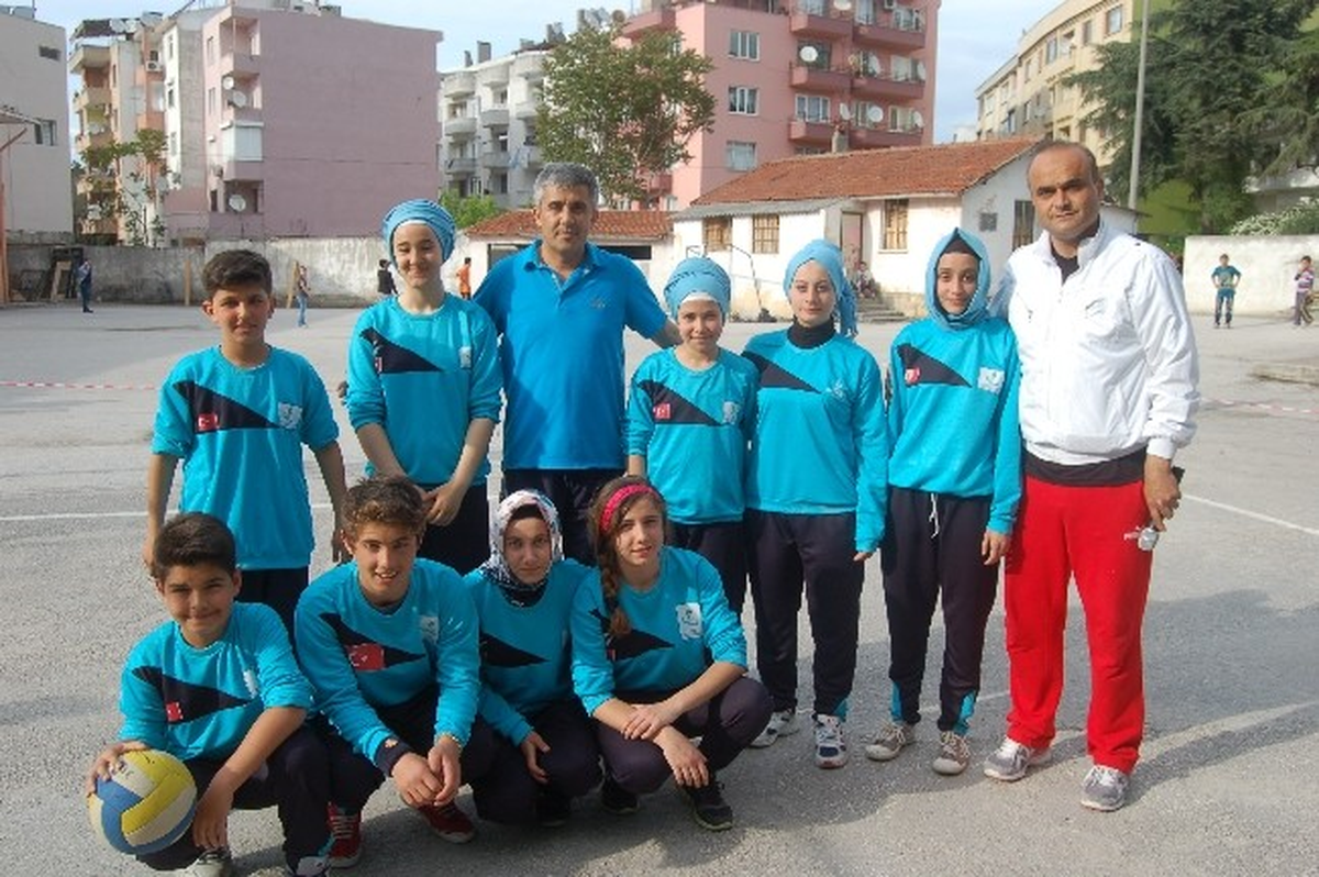 Ortaokullu Voleybolcular Baş Örtüleriyle Sahaya Çıktı