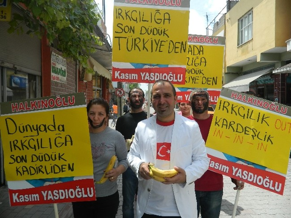 Irkçı Saldırıya Uğrayan Futbolcuya Muzlu, Düdüklü Destek