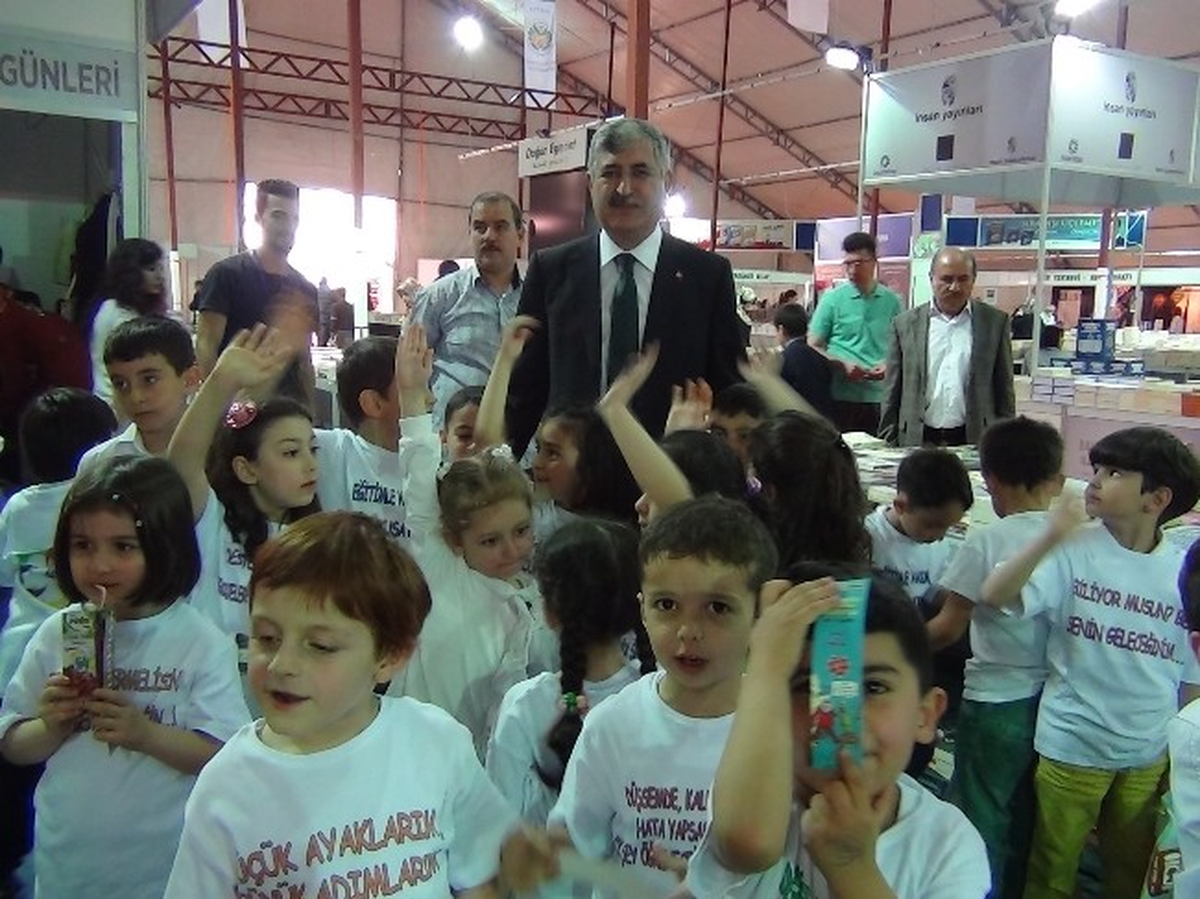 Yeşilyurt Belediye Başkanı Polat, Kitap Fuarını Ziyaret Etti