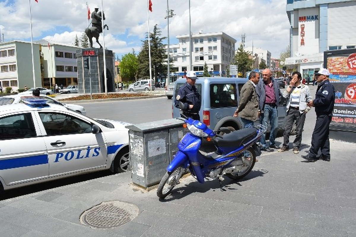 Polis Motosikletçilere Göz Açtırmıyor