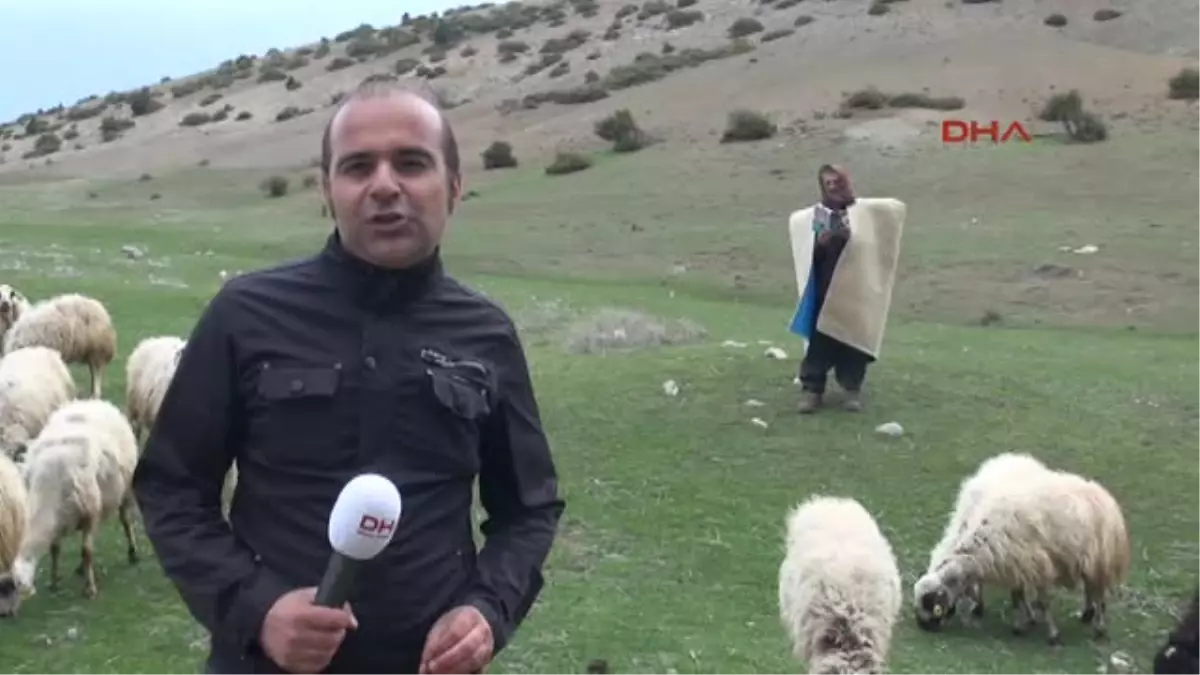 Şair Çoban, Munzur Eteklerinde Kitabını İmzaladı