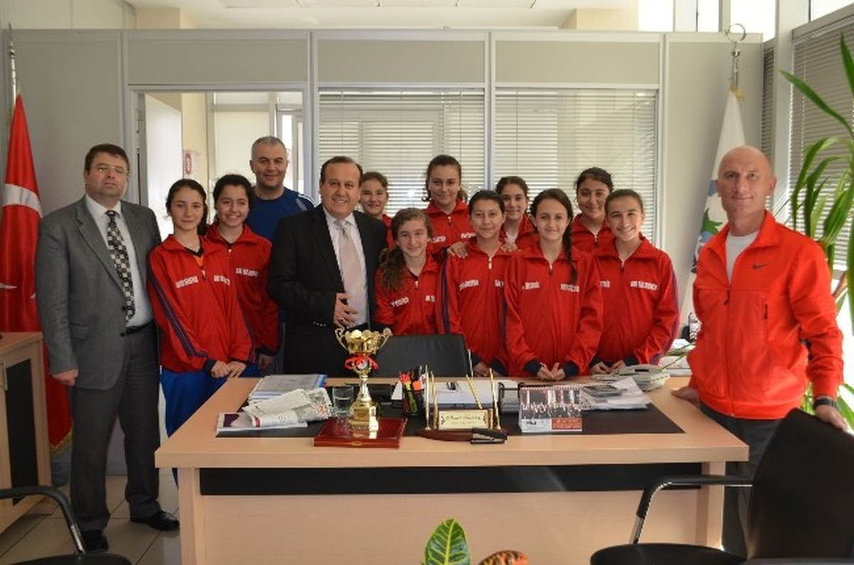 Söke Şampiyon Voleybolcularını Hatay\'a Uğurladı