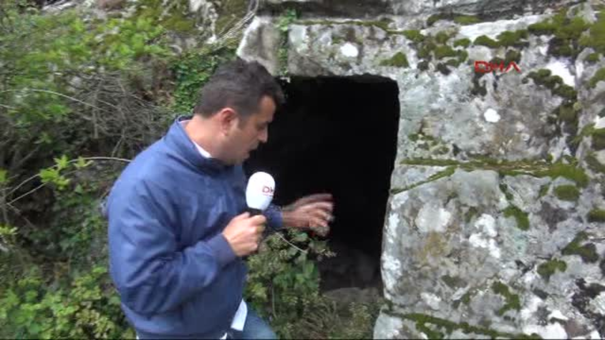 Tarihi Kaya Mezarlar Kaderine Terk Edildi