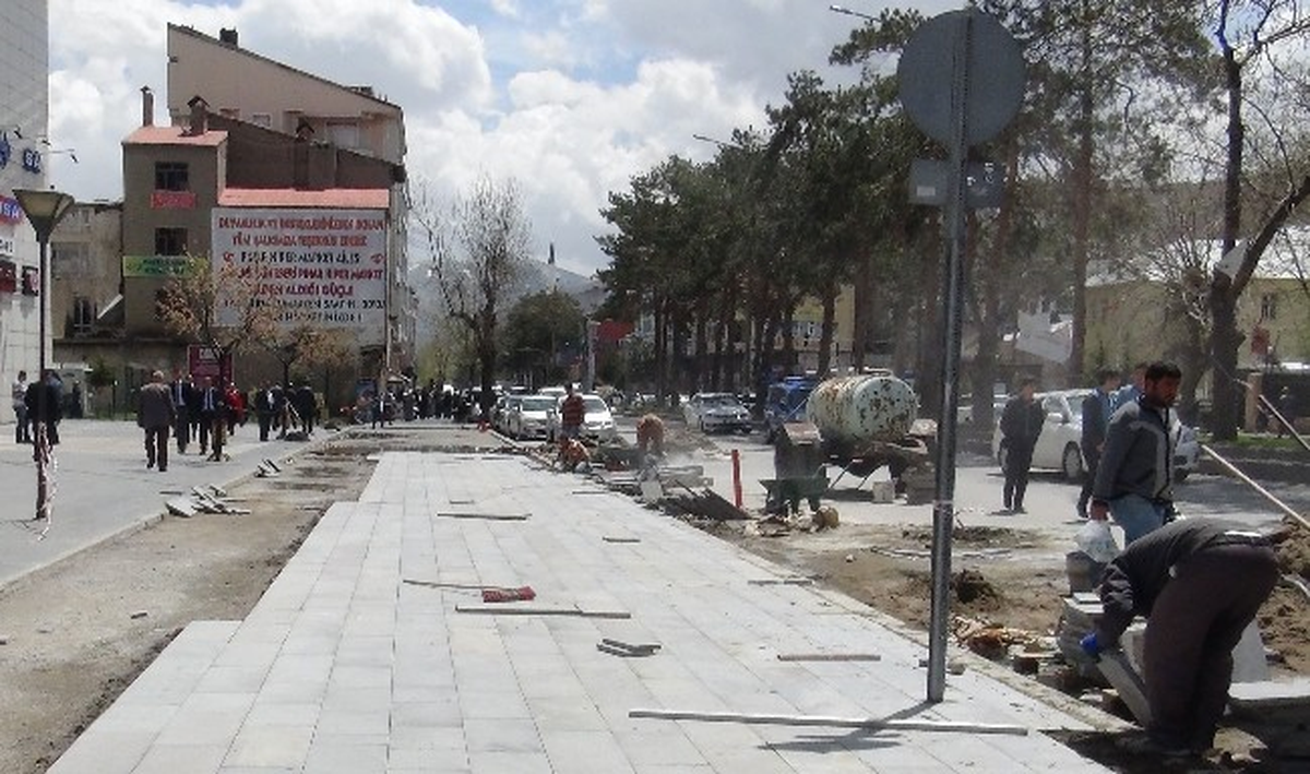 Tatvan\'daki Kaldırımlar ve Yaya Yolları Yenileniyor