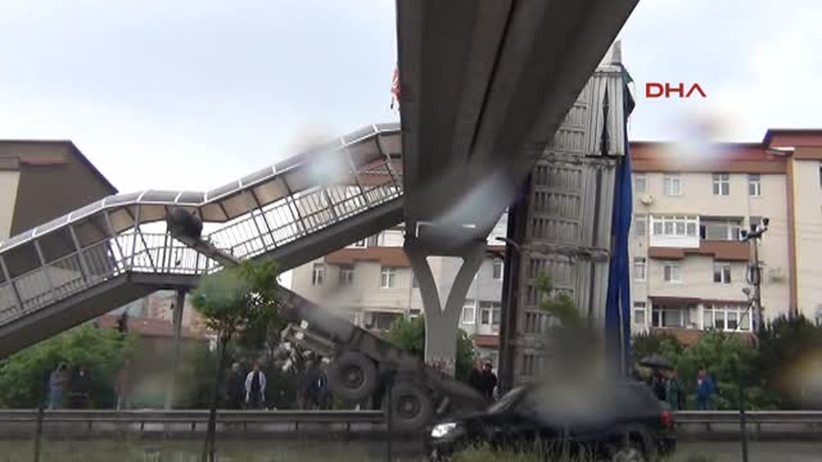 Tır\'ın Damperli Dorsesi Üst Geçitte Asılı Kaldı