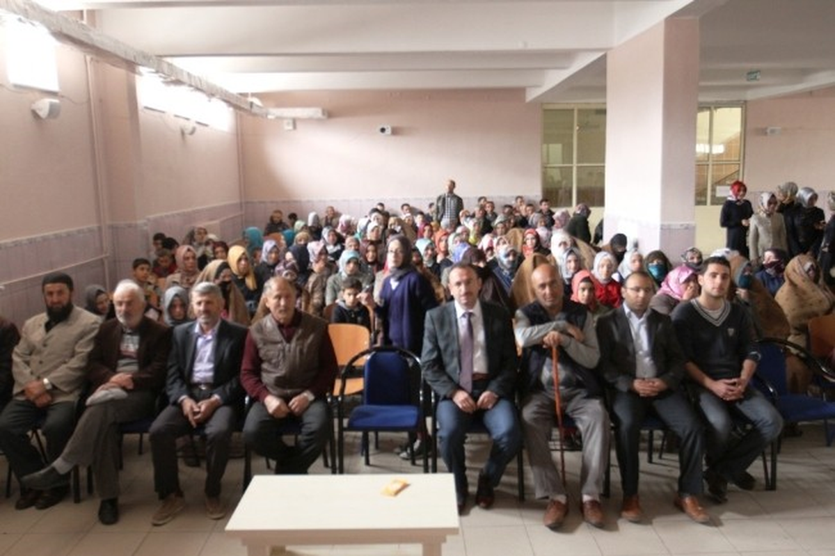 Üniversite Öğrencilerinden Örnek Davranış