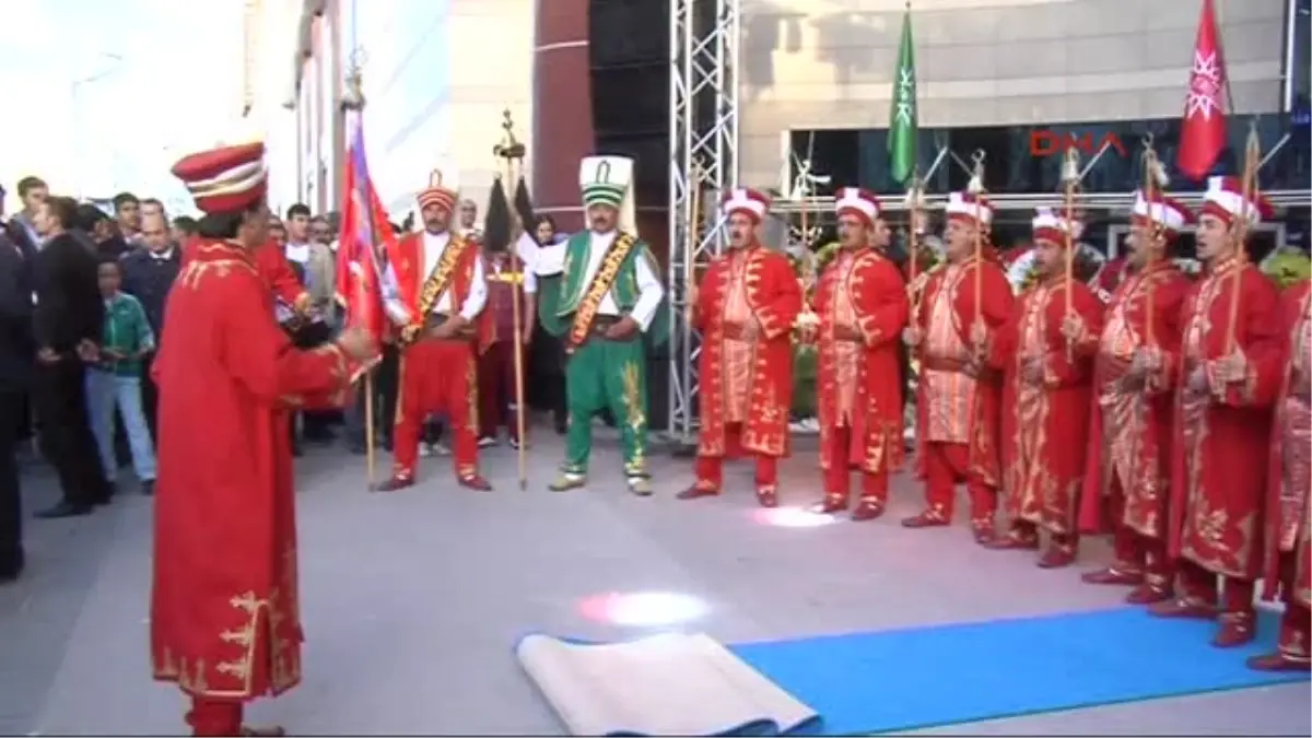 Ünlü Keman Virtüözü Önce Çaldı, Sonra Dua Etti