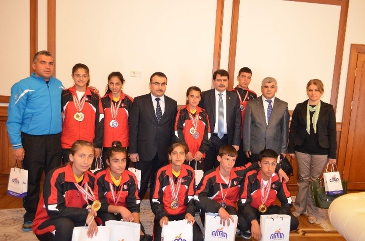 Vali Vasip Şahin Şampiyonları Kabul Etti