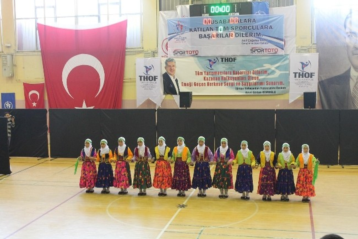 Van Gençlik Merkezi Halk Oyunları Ekibi Bölge Birincisi