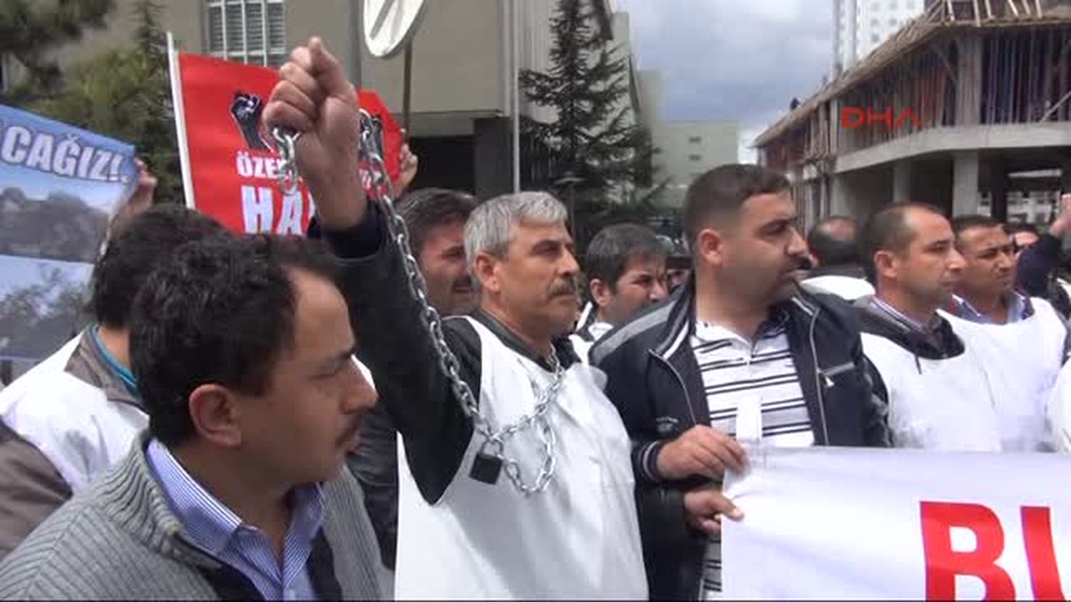 Yatağan İşçilerinden Maliye Bakanlığı Önünde Zincirli Eylem