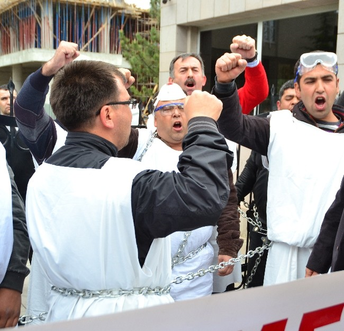 Yatağan İşçilerinden Zincirli Eylem: 17 Gözaltı