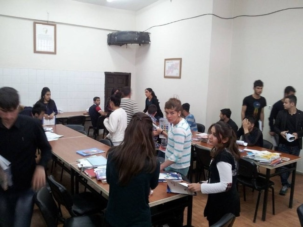 Yeşeren Gençlik Derneği Öğrencilere Lys Kaynağı Dağıttı