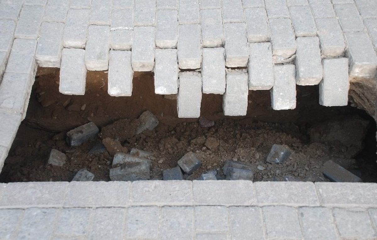 Yol Ortasındaki Göçüğü Erken Farkeden Esnaf Olası Faciayı Önledi