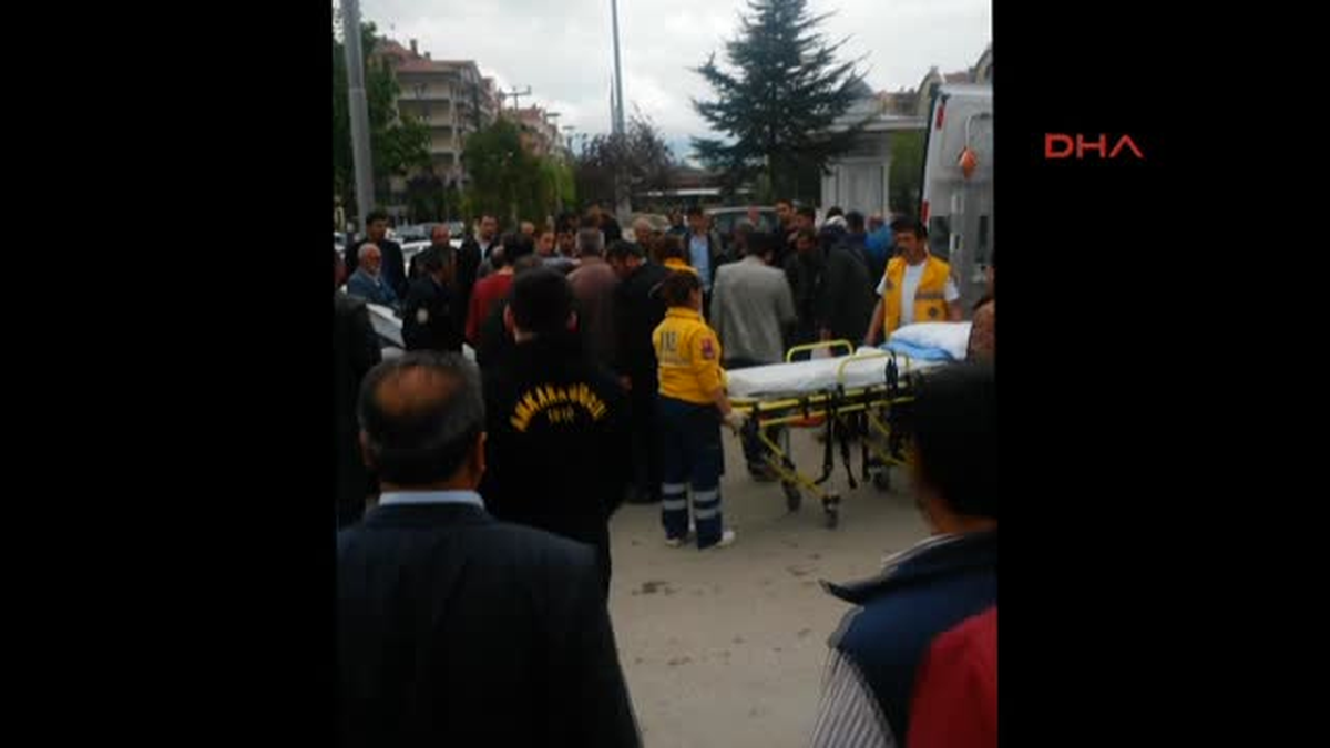 Yola Fırlayan Üriversiteli İrem\'e Otomobil Çarptı