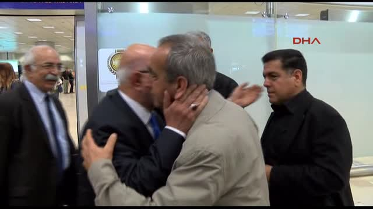 Yusuf Serhat Bucak Çiçeklerle Karşılandı