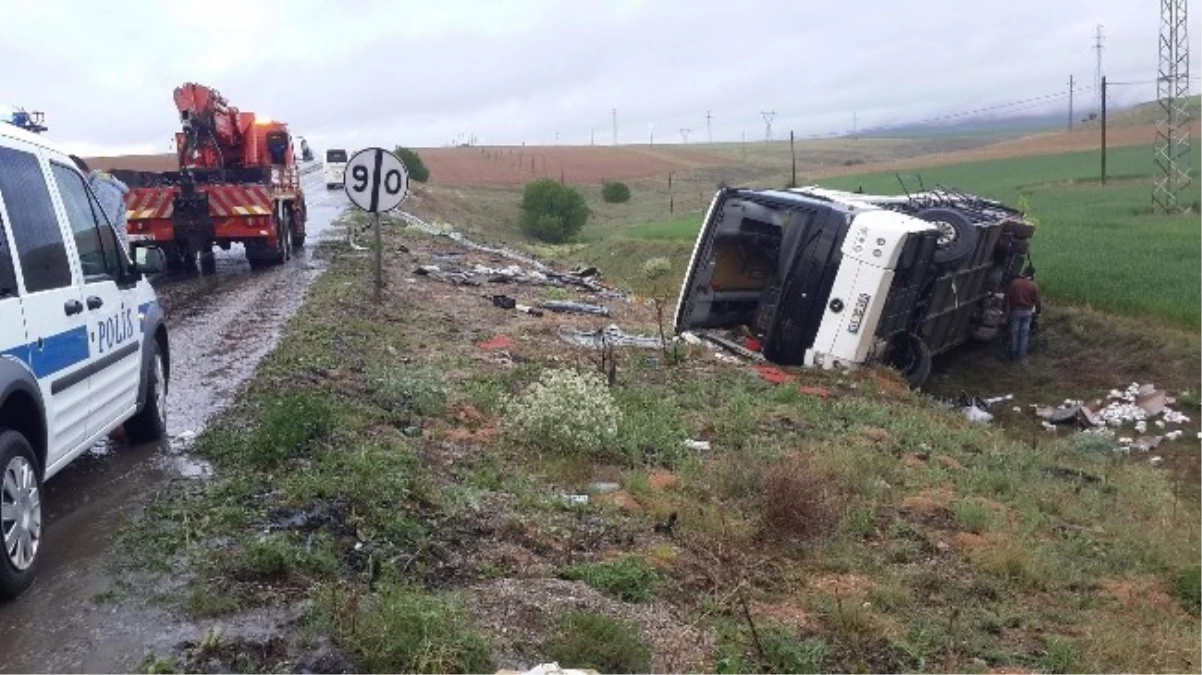 1 Mayıs İçin Kayseri\'ye Giderken Otobüs Karayolunda Takla Attı