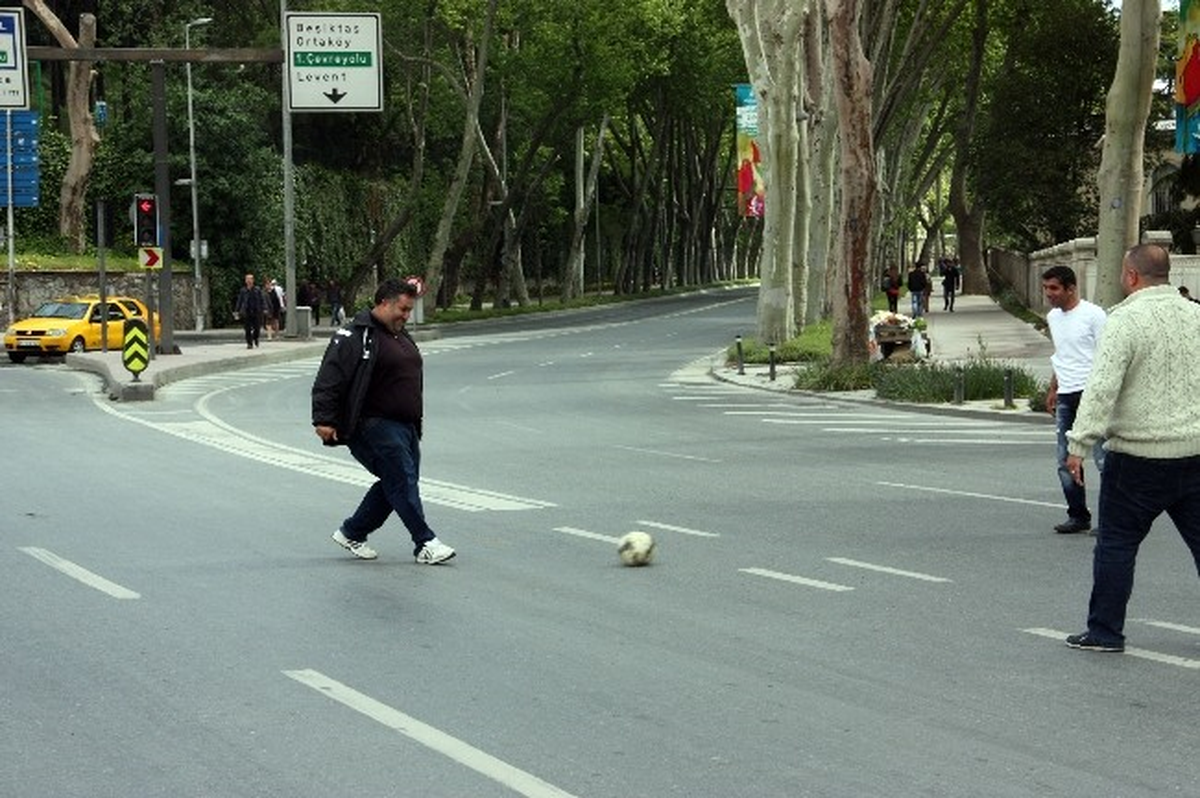 1 Mayıs\'ta Trafiğe Kapanan Caddede Futbol Keyfi