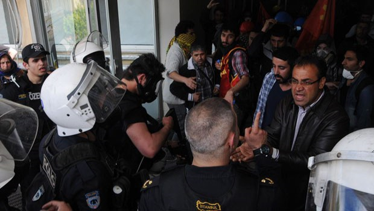 Acil Serviste Polis-Gösterici Savaşı