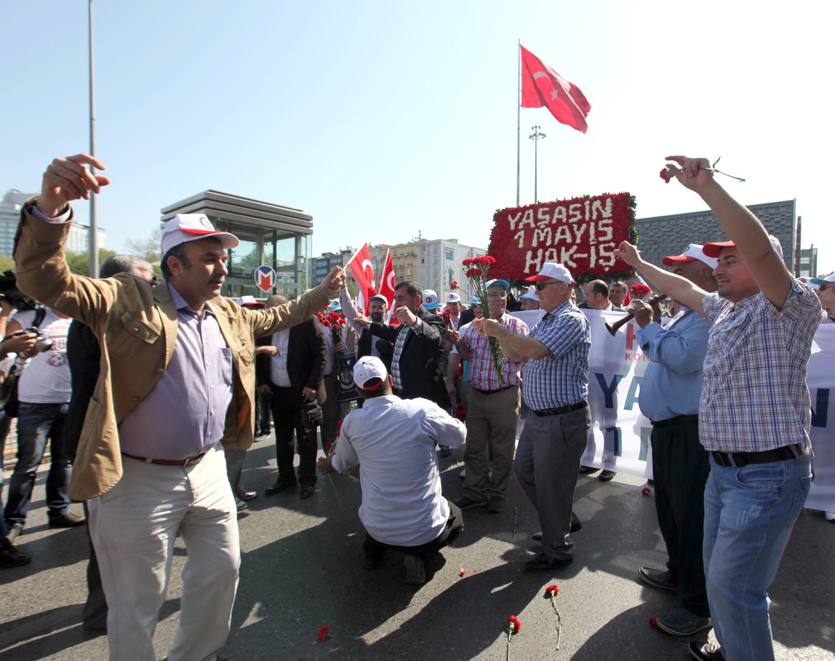 Hak-İş Üyeleri Cumhuriyet Anıtına Çelenk Bıraktı