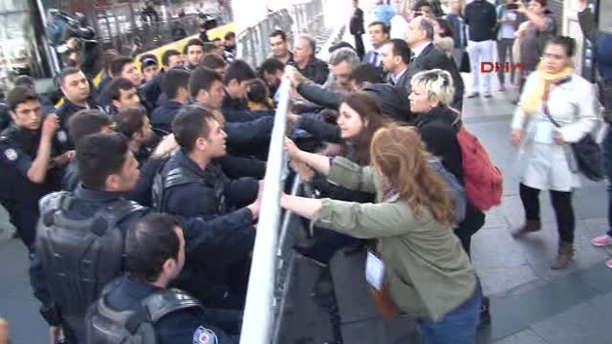Avukatlarla Polis Arasında Gerginlik