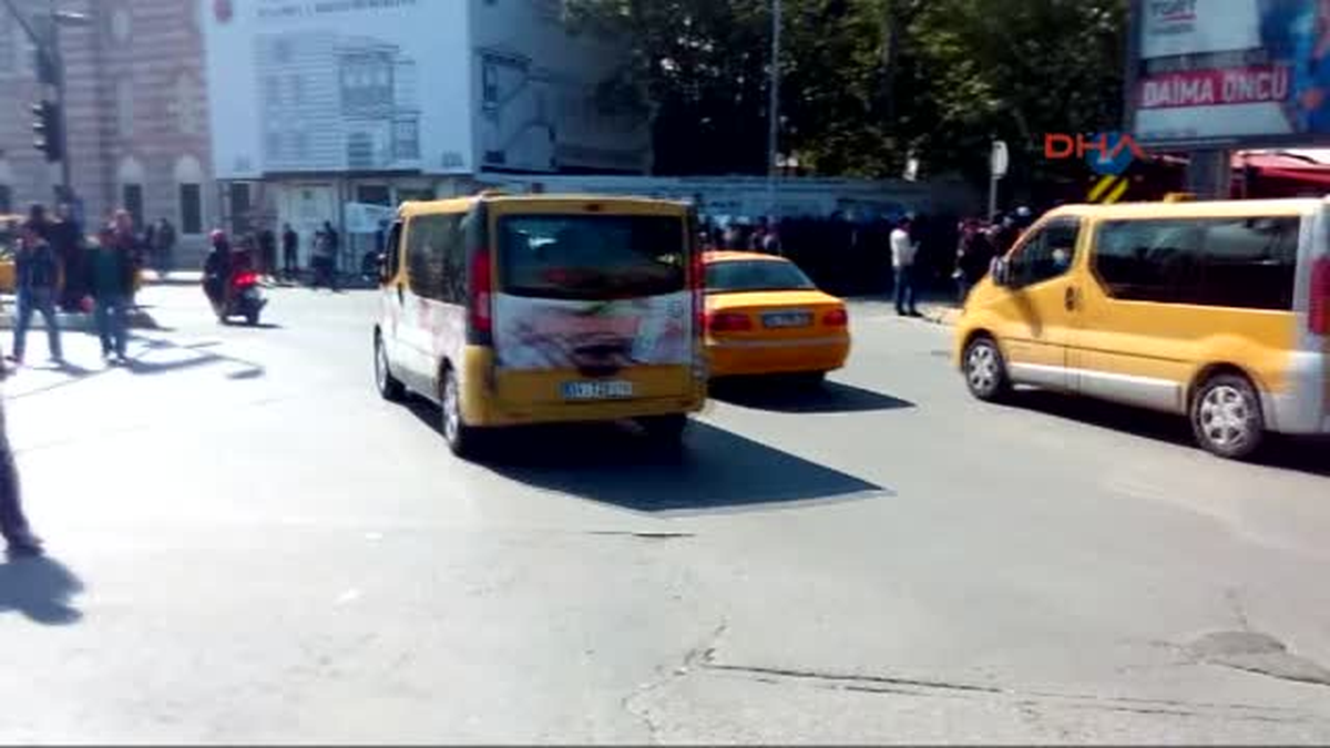 Barbaros Bulvarı\'nda Kepçeler Göstericilerin Kurduğu Barikatları Kaldırıp Yolu Temizledi