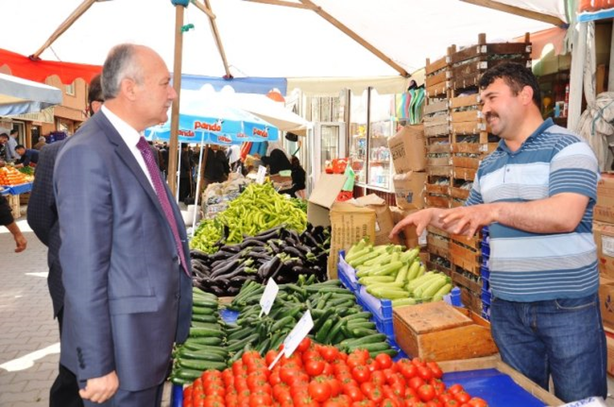 Başkan Bahçavan Semt Pazarında Esnafı Ziyaret Etti