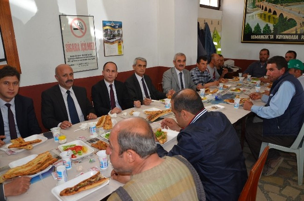 Başkan Karataş\'tan İşçilere Yemek
