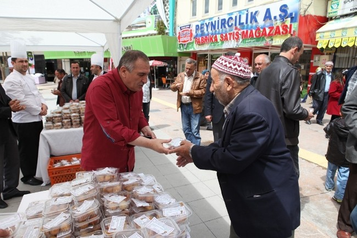 Belediye Başkanı Vatandaşlara Kandil Lokması Dağıttı