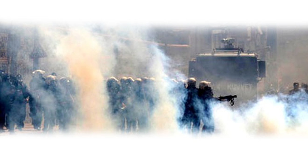 Beşiktaş\'ta Taksim\'e Yürümek İsteyen Göstericilere Polis Müdahalesi